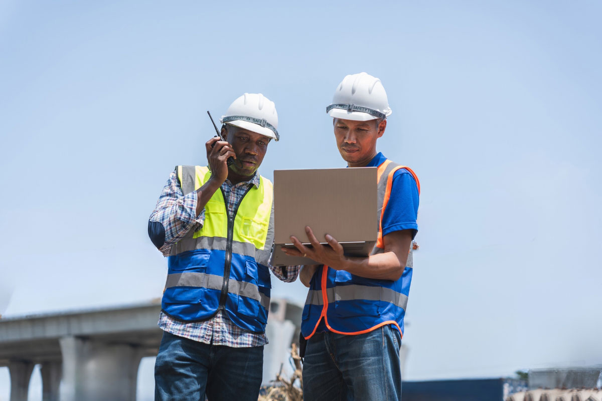 MellinTech consultant collaborating with multi-site operators on IT rollout planning.